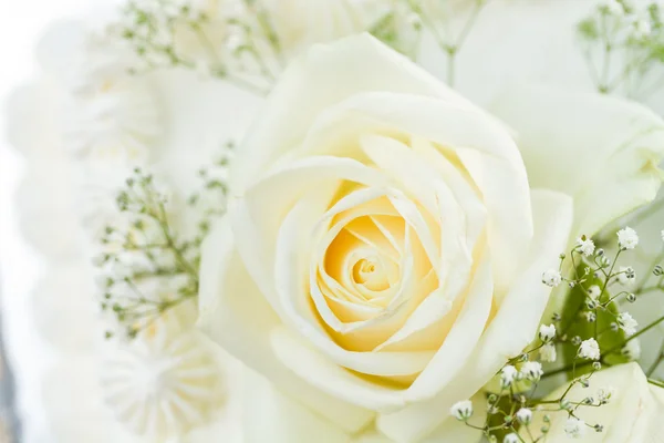 Pastel de boda con rosas blancas c —  Fotos de Stock