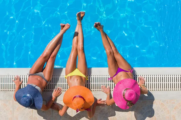Ragazze che si rilassano in piscina — Foto Stock