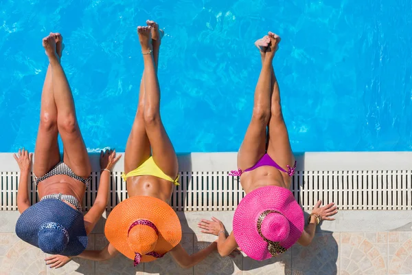 Girls  relaxing in a swimming pool — Stock Photo, Image