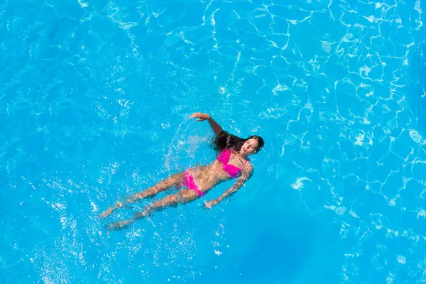 Дівчина відпочиває у басейні — стокове фото