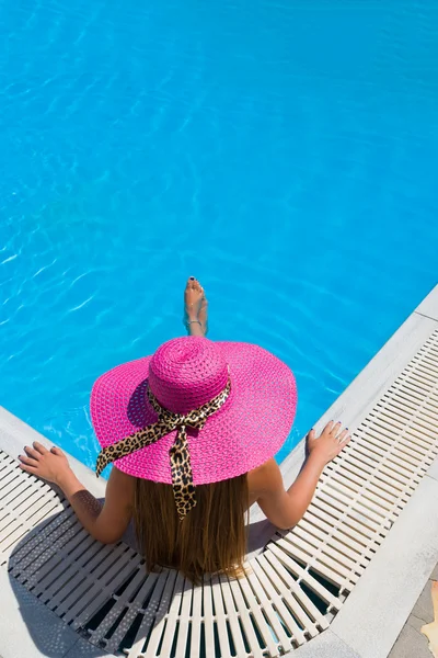 Une fille se relaxe dans une piscine — Photo