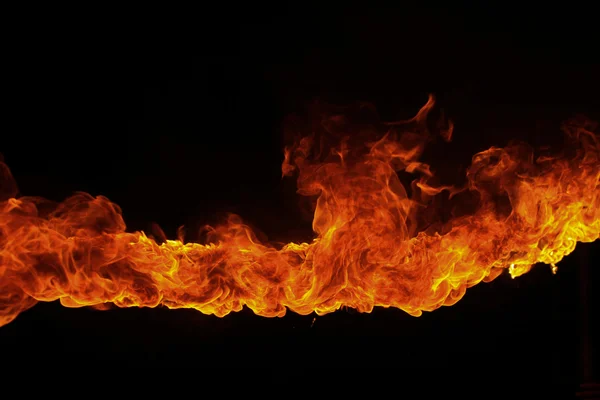 Nyala api menyala pada latar belakang hitam — Stok Foto