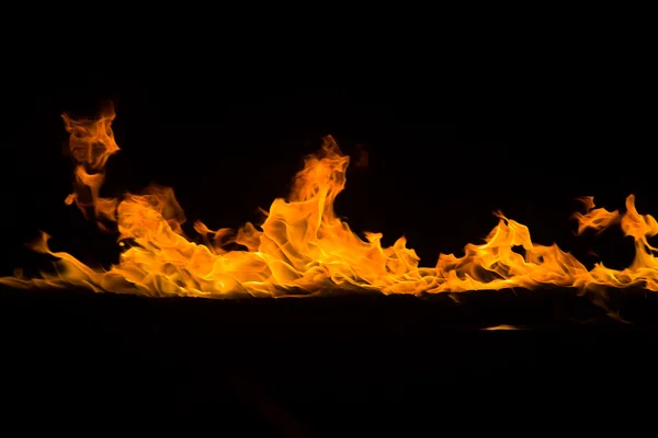 Hořící plameny na černém pozadí — Stock fotografie