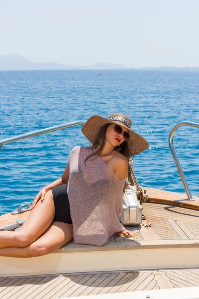 Giovane donna sul suo yacht privato — Foto Stock