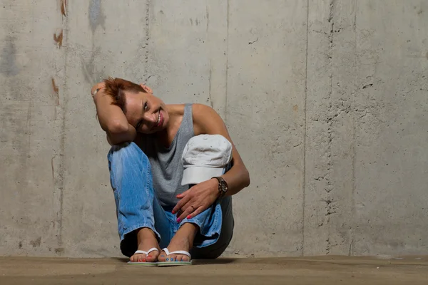 Mulher na parede de concreto Fundo . — Fotografia de Stock