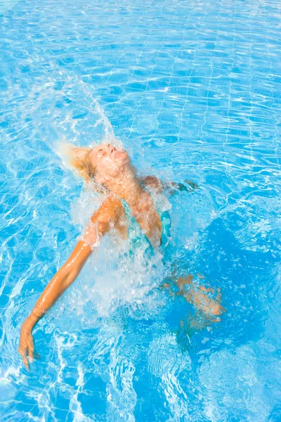 Mulher desfrutando do verão na piscina — Fotografia de Stock