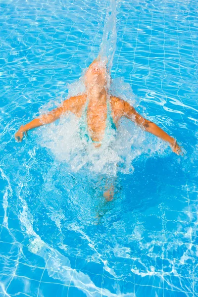 Mulher desfrutando do verão na piscina — Fotografia de Stock