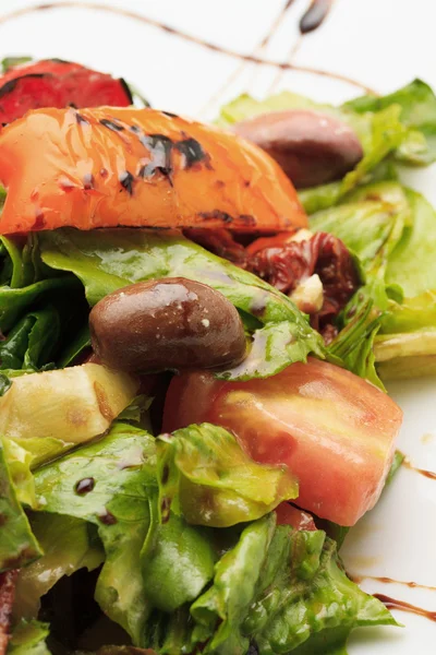 Frischer Salat mit griechischem Feta-Käse — Stockfoto