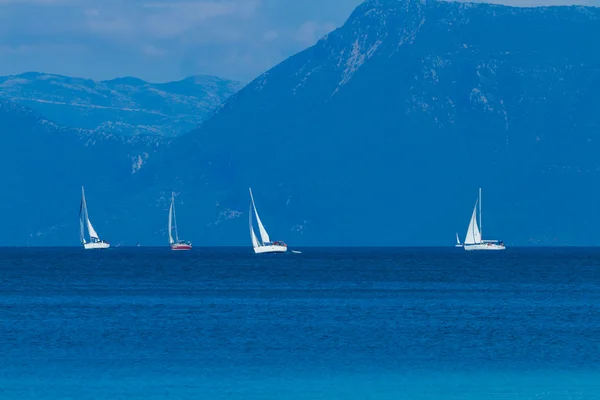 Вітрильний спорт на Іонічне море на острові Лефкас — стокове фото