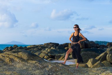 Sahilde poz güzel Asya model 