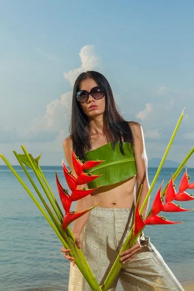 Thai girl auf die strand — Stockfoto