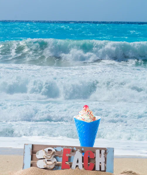 Cono de helado en una caja en la playa — Foto de Stock