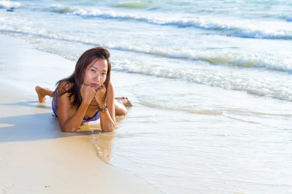 Piękny model azjatycki pozowanie na plaży — Zdjęcie stockowe