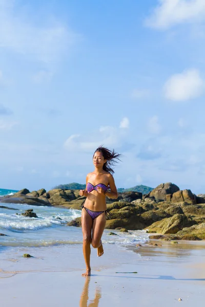 Nádherný asijský model pózuje na pláži — Stock fotografie