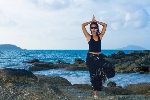 Mooie Aziatische model poseren op het strand — Stockfoto