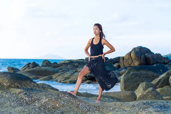 Bella modella asiatica in posa sulla spiaggia — Foto Stock