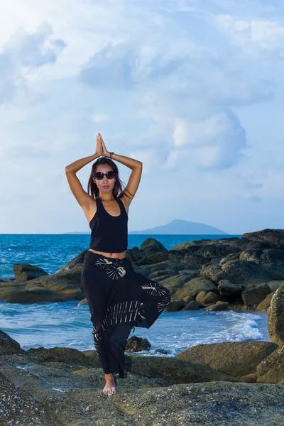 Mooie Aziatische model poseren op het strand — Stockfoto