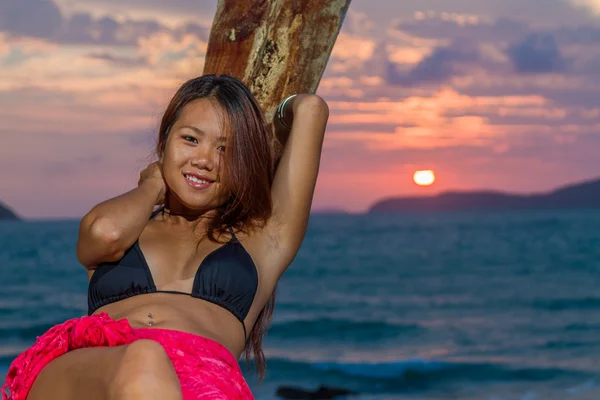 Asijský model na pláži — Stock fotografie