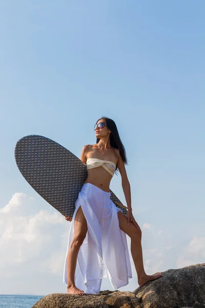 El modelo asiático hodilng la tabla de surf — Foto de Stock