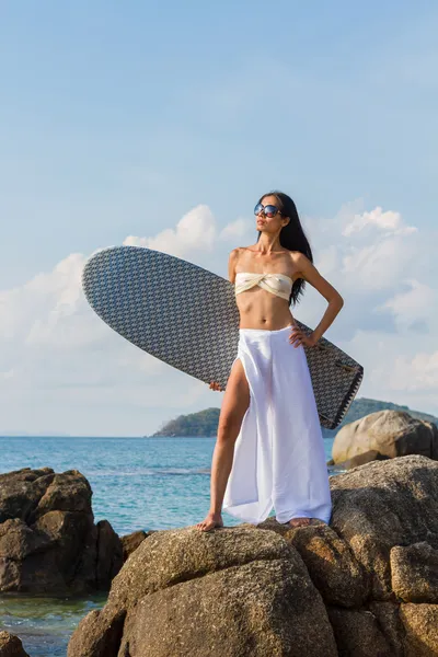 Ázsiai modell hodilng egy szörfdeszka — Stock Fotó