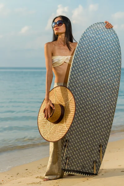 Asian model hodilng a surfboard — Stock Photo, Image