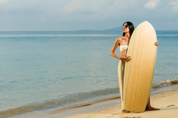 Asiatische Modell hodilng ein surfboard — Stockfoto