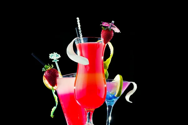 Cocktail di fragole fresco su nero — Foto Stock