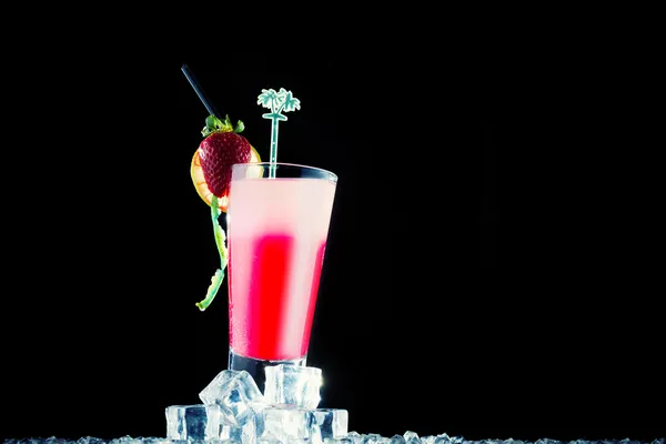 Cocktail di fragole fresco su nero — Foto Stock