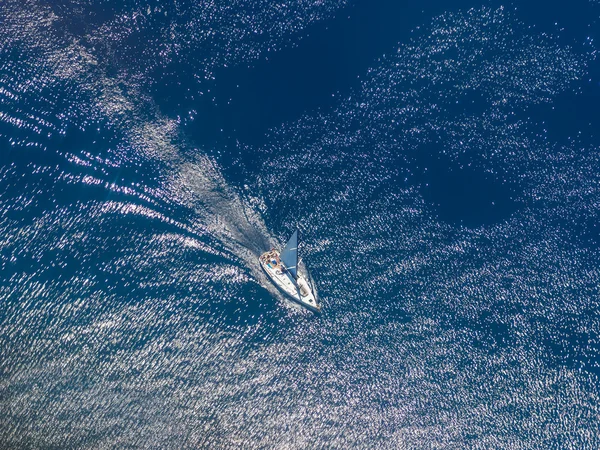 Vista aérea de un yate de vela en el mar Jónico —  Fotos de Stock