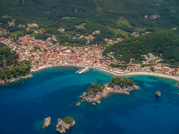 Luchtfoto op het dorp van parga Griekenland — Stockfoto