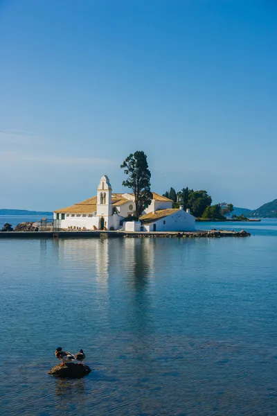 Scène van vlacherna klooster, kanoni, corfu — Stockfoto