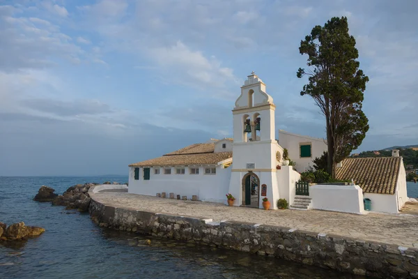 Scène van vlacherna klooster, kanoni, corfu — Stockfoto