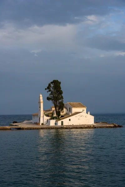 Scène van vlacherna klooster, kanoni, corfu — Stockfoto