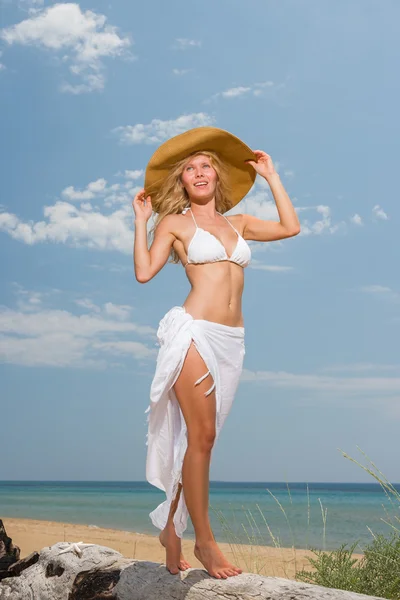 Woman in white bikini and straw hat — Stock Photo, Image