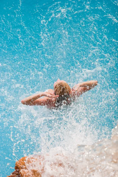 Spa hydrotherapie vrouw waterval — Stockfoto
