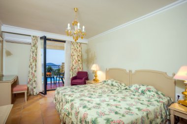 Deniz manzaralı lüks otel odası
