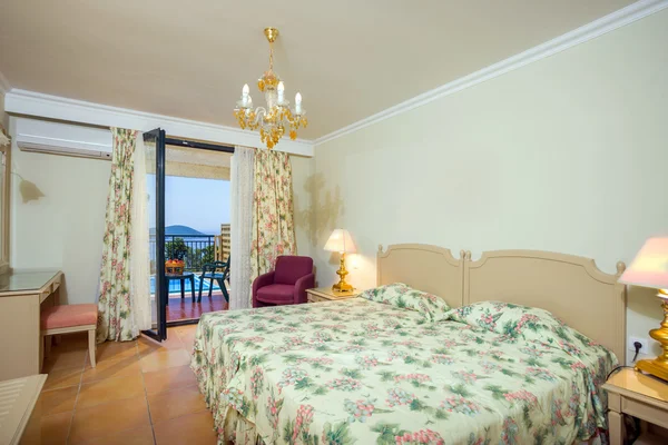 Luxuriöses Hotelzimmer mit Meerblick — Stockfoto