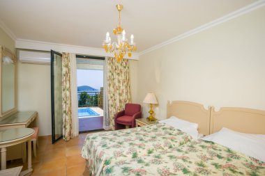 Deniz manzaralı lüks otel odası