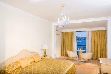 Deniz manzaralı lüks otel odası