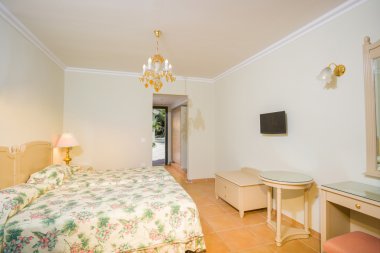 Deniz manzaralı lüks otel odası