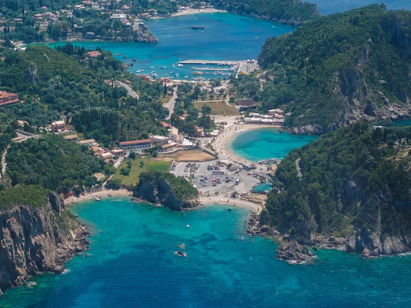 Luchtfoto van de baai van paleokastritsa in corfu — Stockfoto