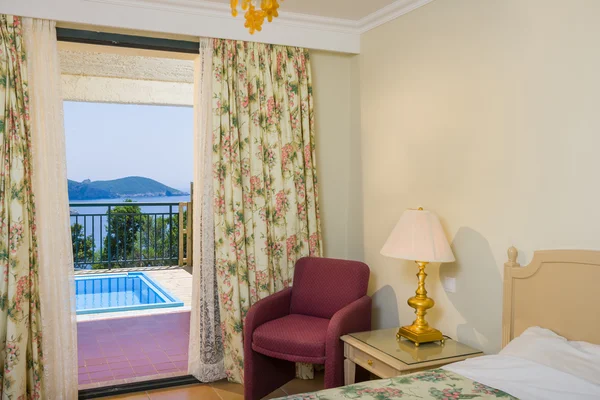Luxe hotelkamer met uitzicht op zee — Stockfoto