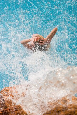 bir kızın rahatlatıcı bir yüzme havuzunda