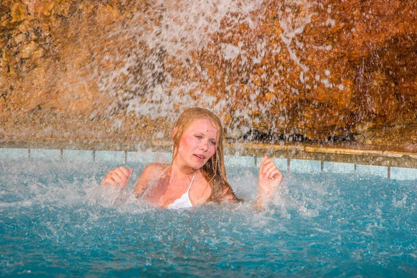 Blond kvinna vid poolen — Stockfoto