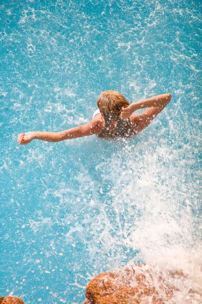 Femme blonde à la piscine — Photo