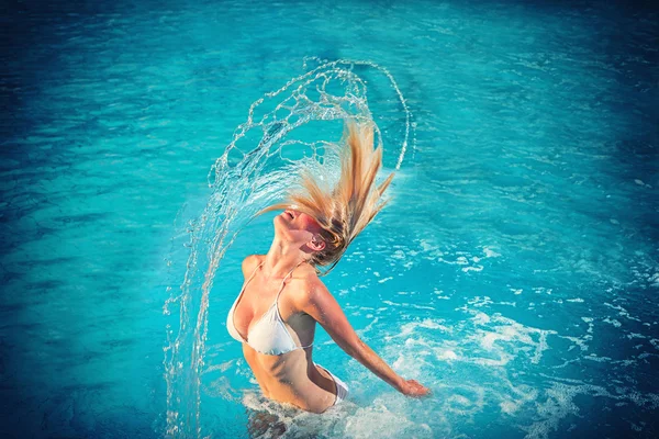 Mujer rubia en la piscina —  Fotos de Stock