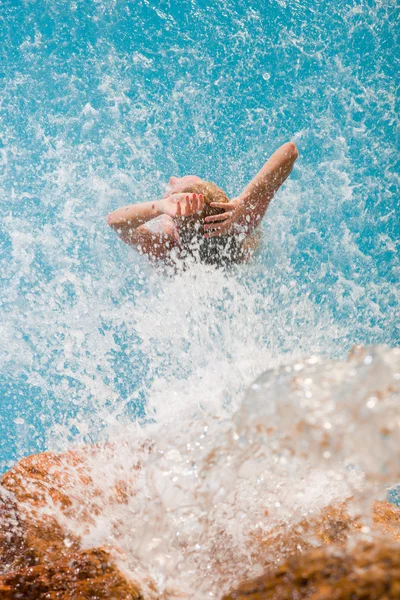 Uma menina está relaxando em uma piscina — Fotografia de Stock