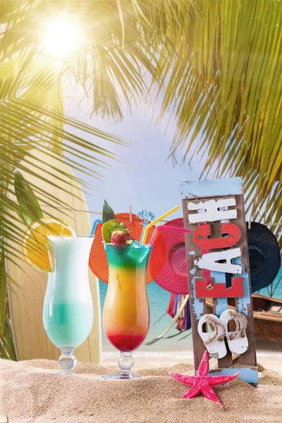 Cocktail op het tropisch strand — Stockfoto