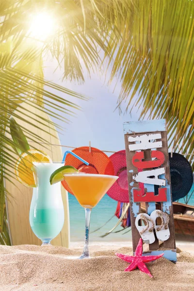 Cocktail op het tropisch strand — Stockfoto