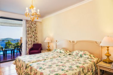 Deniz manzaralı lüks otel odası